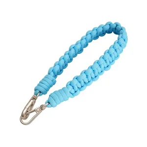 Detailansicht des handgewebten hellblauen Paracord-Lanyards mit robustem Flachknoten-Muster