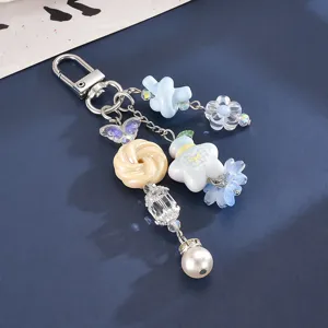 Detailansicht des sommerlichen Sternflaschen- und Blumen-Taschenanhängers mit Perle