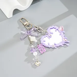 Llavero de espejo corazón fluido lavanda con dijes de oso de resina y lazo