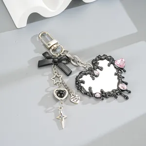 Llavero de espejo de corazón fluido estilo Y2K con lazo negro y dijes de cristal.
