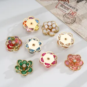 Primo piano di ciondoli a fiore di camelia colorati per decorare cover e scarpe fai-da-te