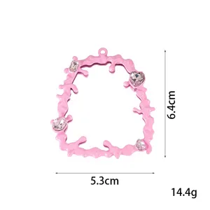 Vista dettagliata della cornice dello specchio fluido rosa con dimensioni e peso