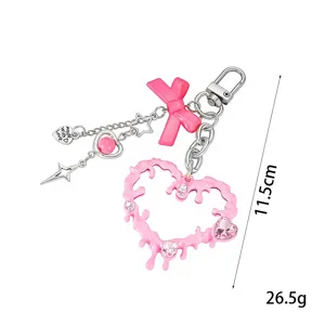 Vista detallada del colgante de bolso corazón rosa con lazo, estrellas y 11,5 cm
