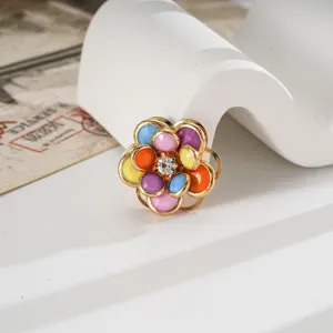 Primo piano di ciondolo a fiore di camelia colorato per decorazioni DIY