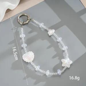 Close-up van de 16,5 cm lange kralenketting voor telefoon met hart- en stermotieven.