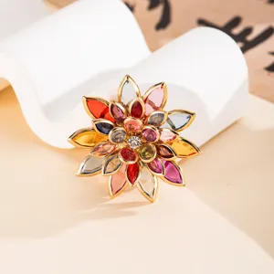 Dettaglio macro di un accessorio floreale colorato in acrilico per progetti fai-da-te