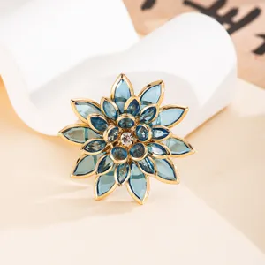 Squisito primo piano di un ornamento floreale in acrilico blu con un centro di strass brillante