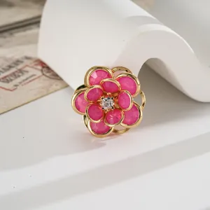 Primo piano del charm a forma di camelia rosa con petali in acrilico e strass lucido