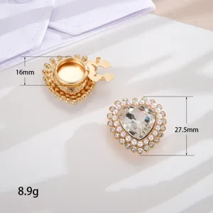 Dettaglio gemello con perla a cuore con diametro di 27,5 mm e misurazione del peso di 8,9 g