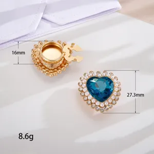 Dettaglio che mostra le misure esatte del gemello a cuore in metallo e cristallo blu