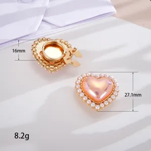Primo piano dei gemelli a cuore con perle: dimensioni 27,1mm e peso di 8,2g in dettaglio