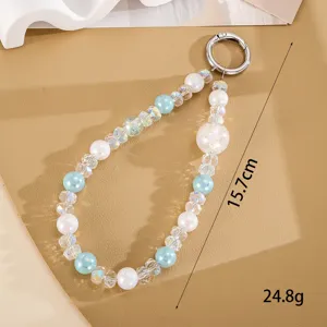 Detalle de colgante de móvil de cuentas hecho a mano con perlas azules y blancas