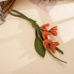 Detailansicht des orangefarbenen PU-Leder-Osmanthus-Blumenstrauß-Taschenanhängers