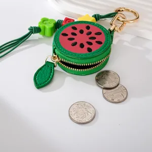Gros plan d'un mini porte-monnaie en cuir pastèque avec une sangle en perles colorées