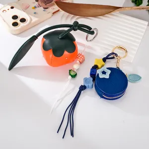 Vue détaillée d'un pendentif de sac en cuir artisanal en forme de kaki avec étoiles