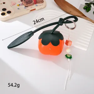 Détail du joli charme en cuir de persimmon avec lanière de 24 cm et poids de 54,2 g.