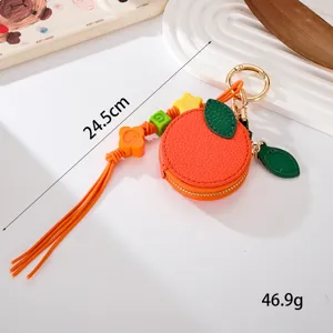 Gros plan d'un pendentif de sac en cuir en forme de kaki avec dimensions et poids