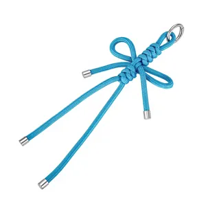 Detailweergave van de hemelblauwe handgevlochten nylon koordhanger met zilveren uiteinden