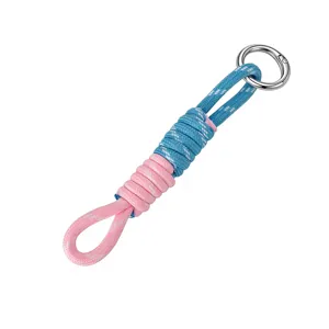 Detailansicht eines handgeflochtenen Schlüsselanhängers aus Nylonseil in Blau und Rosa.