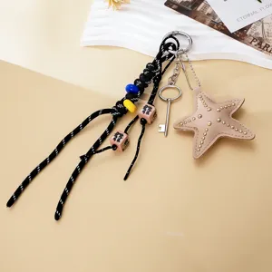 Nahaufnahme eines modischen geflochtenen Taschenanhängers mit besetztem Seestern