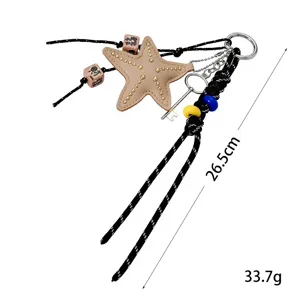 Detailansicht des modischen Stern-Taschenanhängers mit 26,5 cm Länge und 33,7 g Gewicht