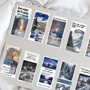 Primer plano de pegatinas decorativas de invierno con paisajes y citas en inglés