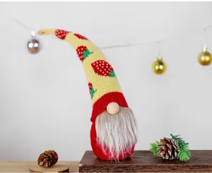 Carina bambola di peluche gnomo con motivo di fragole per decorazione festiva.