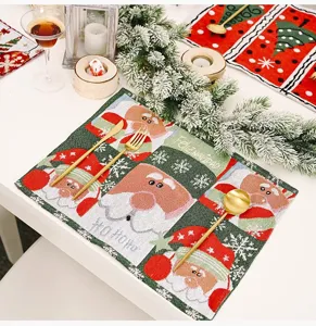 Kerst gebreide placemat tafelmat met schattig Kerstman ontwerp voor feestelijke decoratie.
