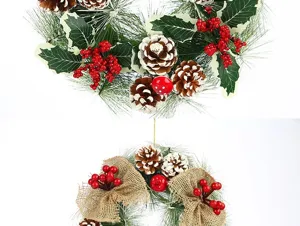 Weihnachtskranz Dekoration mit Tannenzapfen, roten Beeren und Juteschleifen für die Haustür.