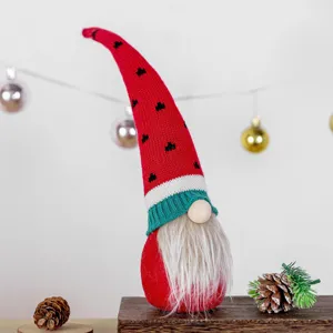 Graziosa bambola di peluche gnomo di frutta di Natale vista dettaglio, barba morbida cappello.
