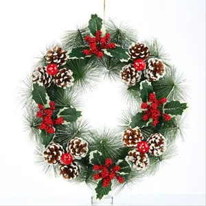 Weihnachtskranz aus Tannengrün mit Zapfen und roten Beeren für festliche Haustür-Deko