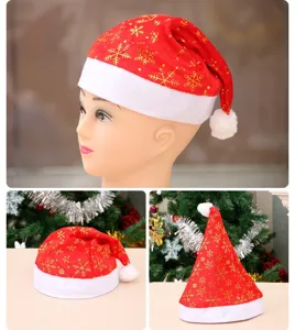 Rote Weihnachtsmütze aus Samt mit goldenen Schneeflocken, ideale Deko für festliche Partys.