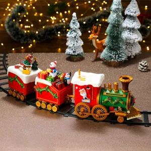 Dettaglio della scena del trenino di Natale su rotaia con statuine e luci calde.