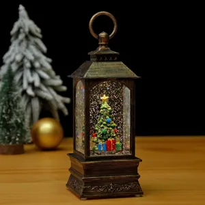 Gros plan détail de lanterne boule à neige de Noël vintage avec arbre lumineux et paillettes.
