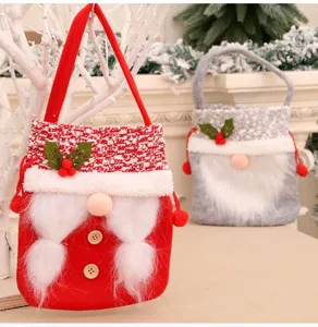 Dettaglio borsa mela gnomo di Natale, sacchetto caramelle festivo, decorazione regalo.