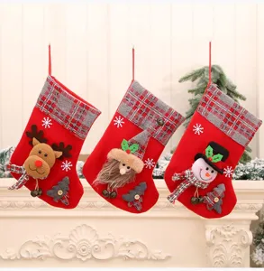 Chaussettes de Noël suspendues sac cadeau à carreaux rouges avec renne bonhomme de neige