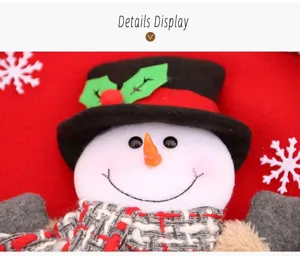 Vue en gros plan du détail de la décoration de bonhomme de neige en peluche avec chapeau et écharpe.