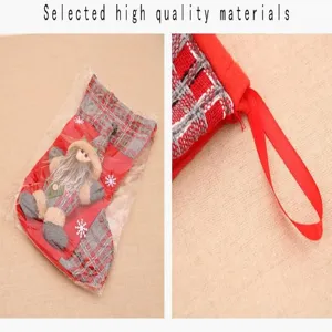 Sac de bas de Noël suspendu en peluche gnome avec décoration à carreaux rouge gris.