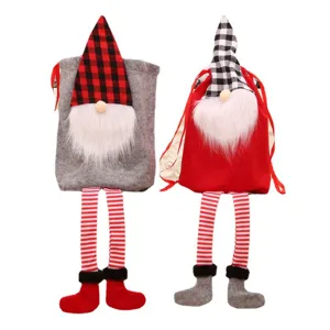 Weihnachtswichtel Geschenktüte mit langen Beinen, festliche Stofftasche für Süßigkeiten und Geschenke.
