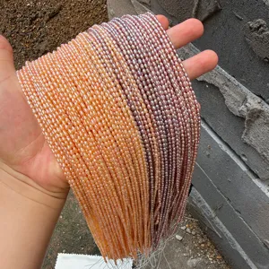 Nahaufnahme von bunten 2-2,5 mm Mini-Süßwasser-Reisperlen für DIY-Schmuckherstellung