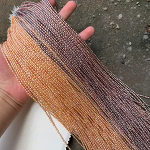 Handvoll bunte 2-2,5 mm kleine Reis-Süßwasserperlen für DIY-Schmuckherstellung.