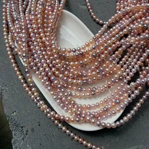 Detailweergave van 5,5-6 mm natuurlijke gemengde zoetwaterparels in snoepkleuren
