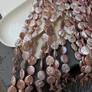 Nahaufnahme von violetten Barock-Perlen mit Metallglanz für Schmuckherstellung DIY.