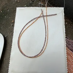 Detaillierte Makroansicht von 2-2,5 mm Mini-Reis-Süßwasserperlensträngen für DIY-Schmuck