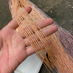 Makroaufnahme von 2-2,5mm pfirsichfarbenen Süßwasser-Reisperlen für DIY-Schmuck.