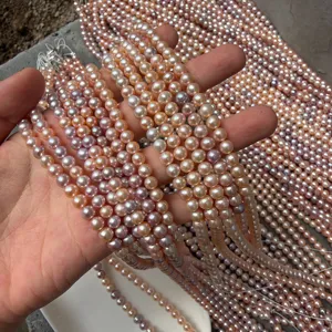 Detailopname van glanzende 5,5-6 mm ronde zoetwaterparels in gemengde snoepkleuren