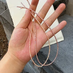 Detaillierte Makroansicht von 2-2,5mm kleinen rosa Süßwasser-Reisperlen für DIY-Halsketten