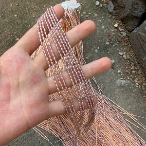 Nahaufnahme von natürlichen 2-2,5 mm Süßwasserperlen in Reisform für die DIY-Schmuckherstellung