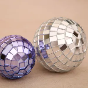 Ornement de boule disco en mosaïque de verre, gros plan détaillé argenté et violet vif.