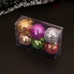 Ensemble de boules de Noël colorées en boîte transparente, idéal pour le sapin de fête.